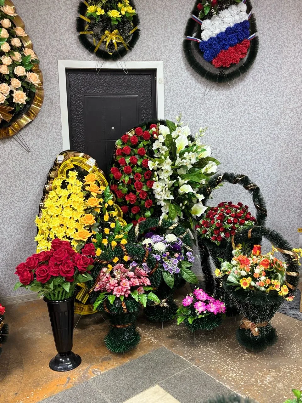 Корзины с искусственными цветами
